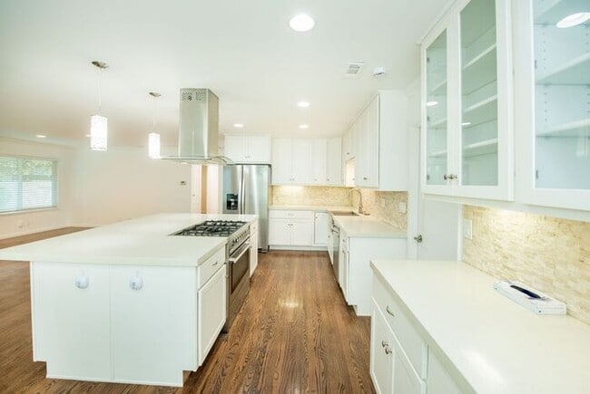 Building Photo - Newly Remodeled Single Family Home