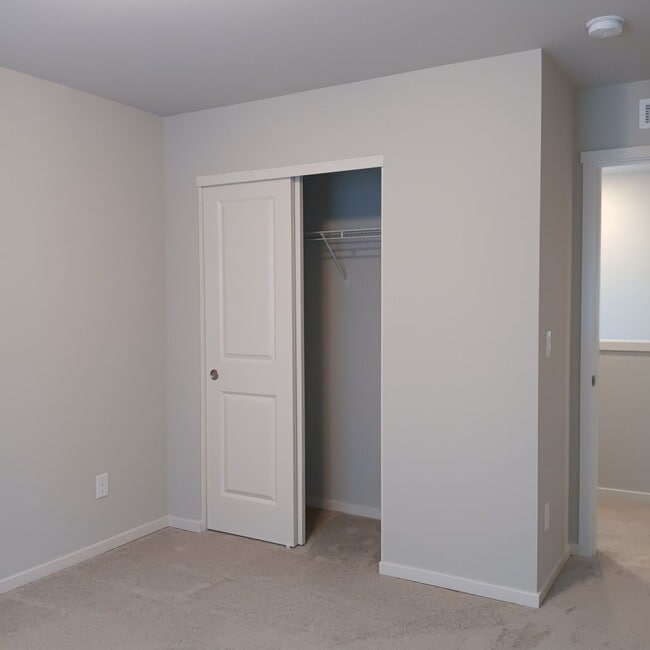 Building Photo - Beautiful Modern Home in Woodburn is Ready For You!!