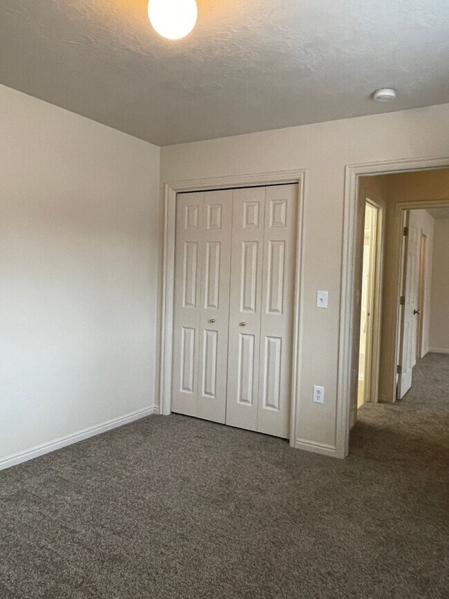 Building Photo - 407 Downs Dr
