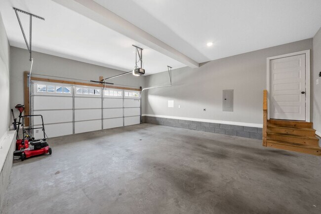 Building Photo - Beautiful 4-Bedroom Home with Modern Comfo...