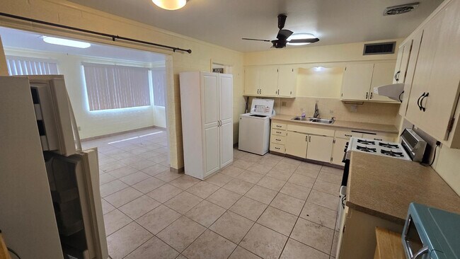 Building Photo - 10806 N 110th Dr