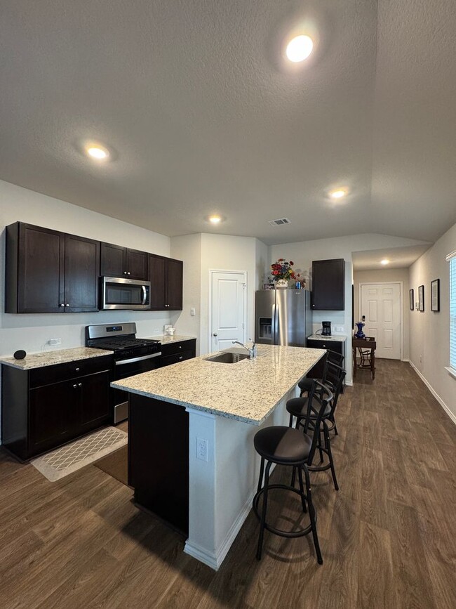 Building Photo - $300 OFF 1ST MONTH RENT IF YOU MOVE IN WIT...