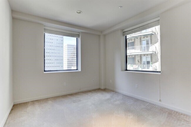 Building Photo - 914 Main St