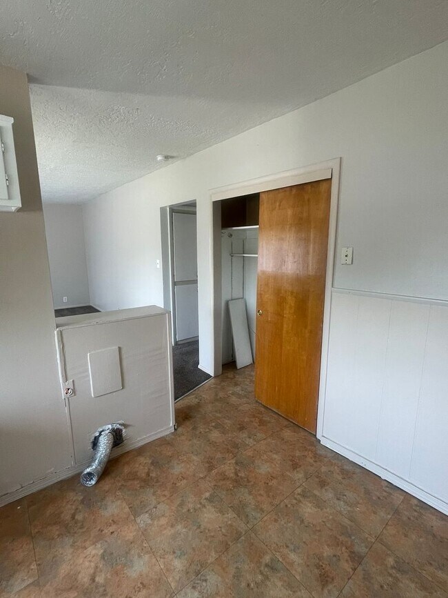 Building Photo - 225-227 E 200 S