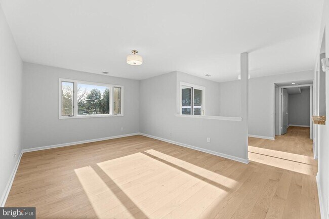 Building Photo - 3226 Sayre Dr