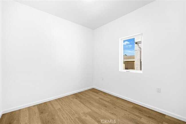 Building Photo - 1375 N Mentor Ave