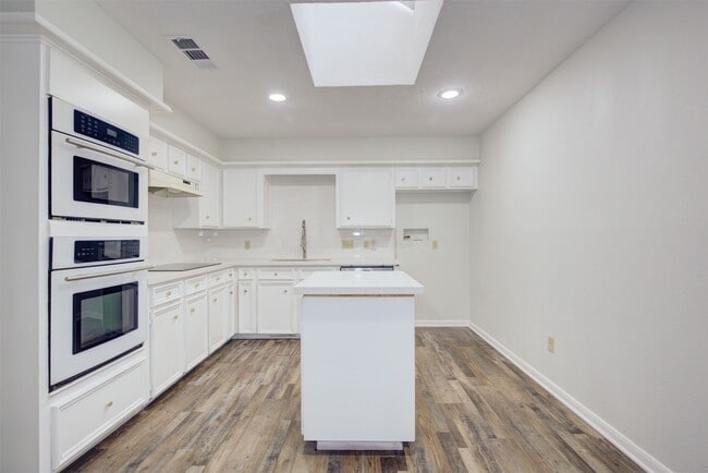 Building Photo - 1402 Forest Home Dr