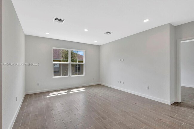 Building Photo - 301 Silver Sands Ln