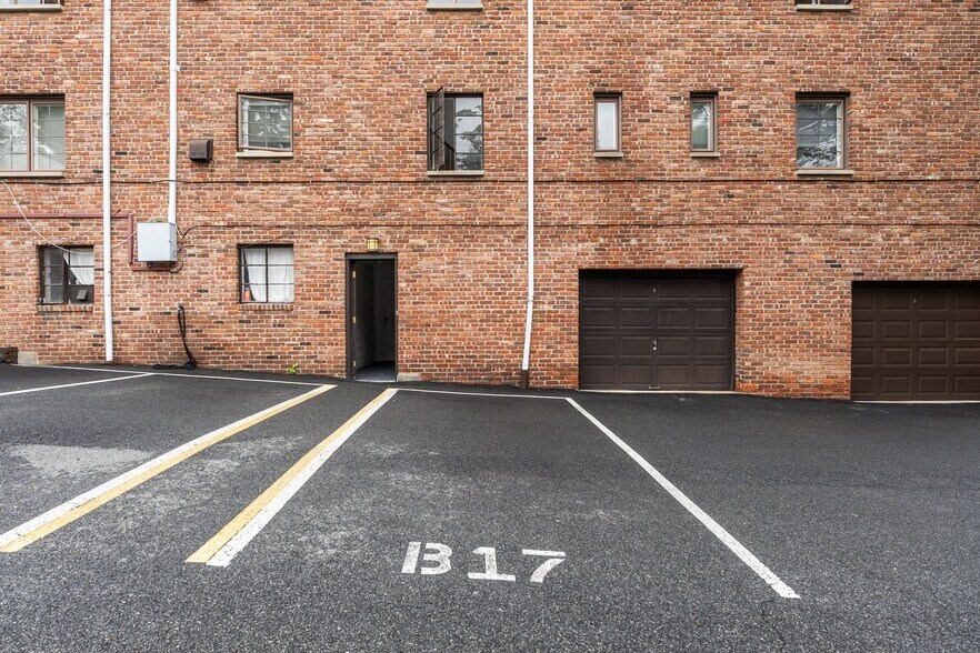 Parking - 33B Troy Dr