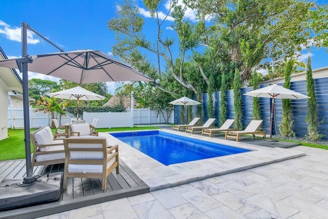 Building Photo - 3210 Palm Dr