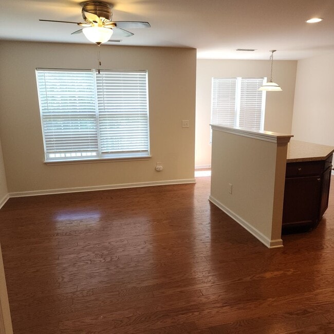 Building Photo - APPLICATION PENDING-3 Level Townhouse For ...