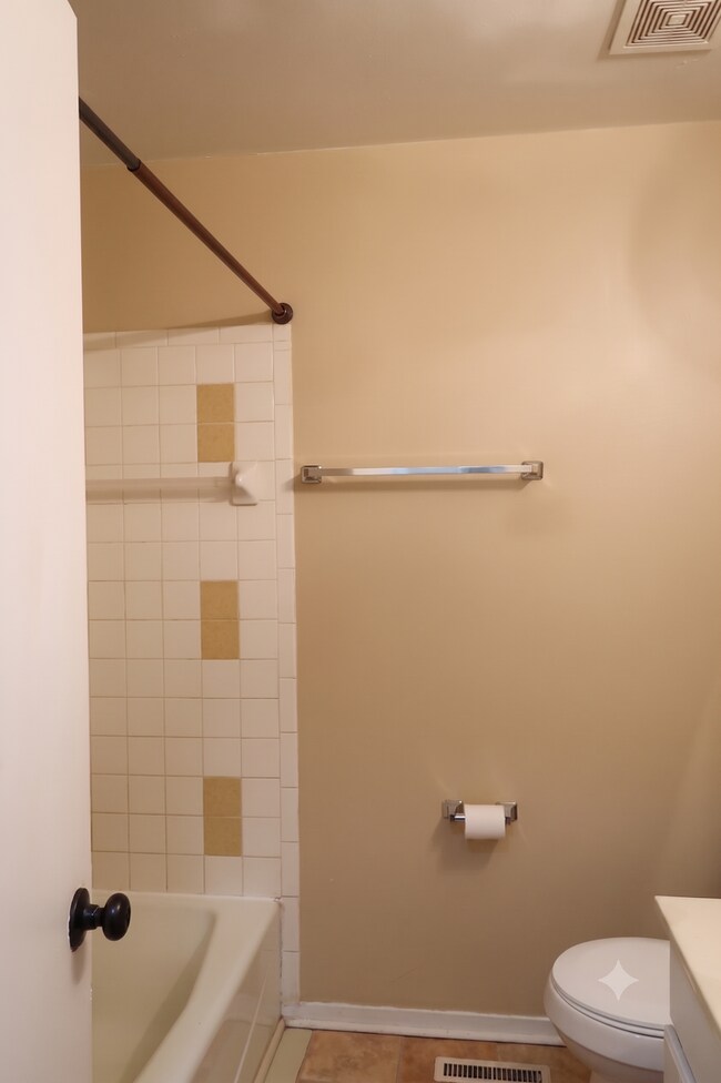 Building Photo - Spacious 3 Bedroom