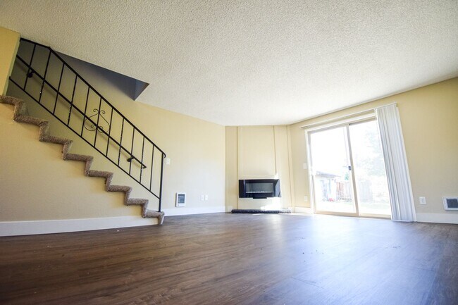 Building Photo - Spacious 2 bedroom 1.5 bath Town house Apa...
