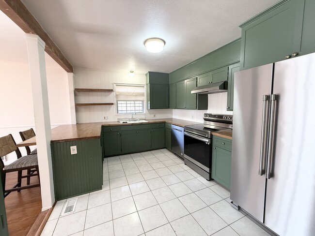 Building Photo - 1100 W Grand Ave