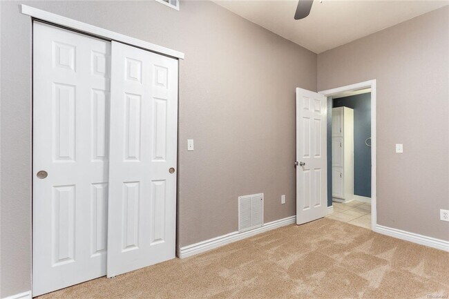 Building Photo - Unbeatable Sunnyside Location!
