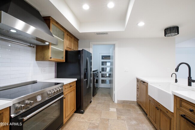 Building Photo - 6932 E Montecito Ave