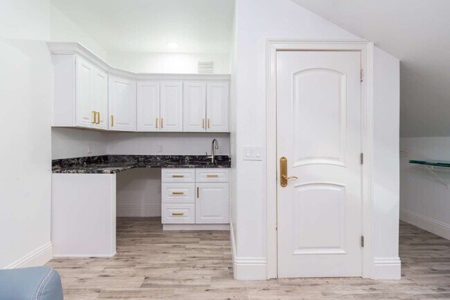 Building Photo - 4/3 Stunning Waterfront home in the heart of Clearwater Beach!