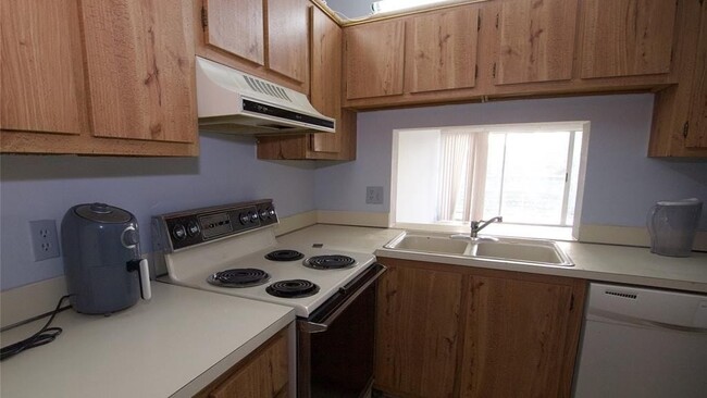 Building Photo - 7355 Woodmont Terrace