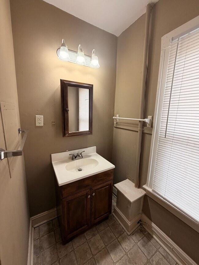 Building Photo - 105 E Hickman St