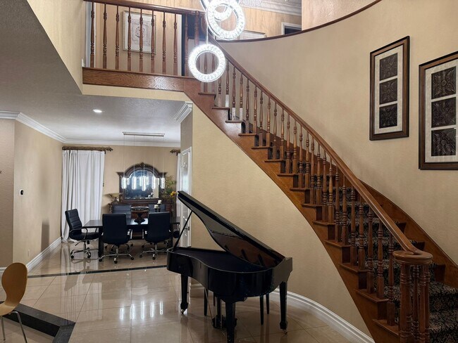 Building Photo - Custom Estate