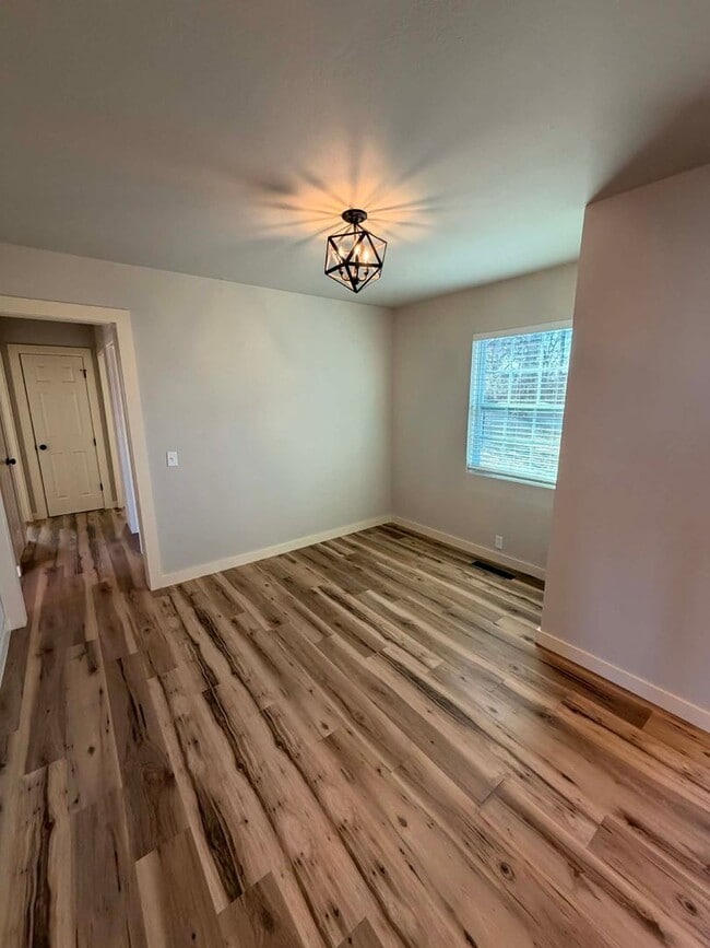 Building Photo - Beautiful 3 bedroom / 2 bathroom house in Joplin Mo with fenced in Yard!!