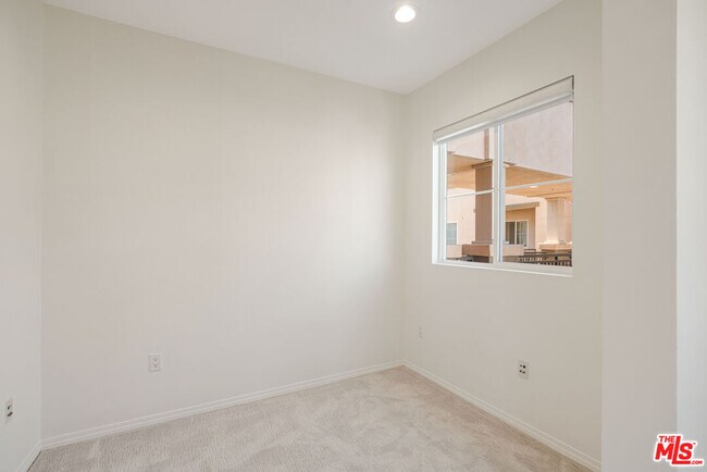Building Photo - 6020 S Seabluff Dr