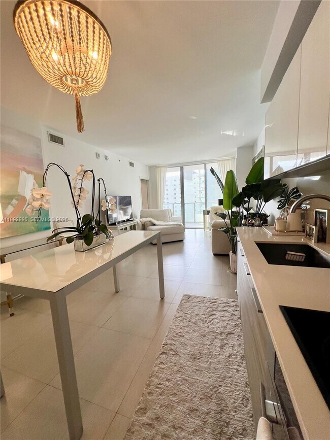 Building Photo - 1300 Brickell Bay Dr