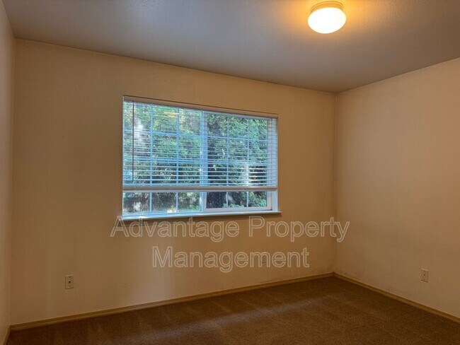 Building Photo - 739 Jackson St W