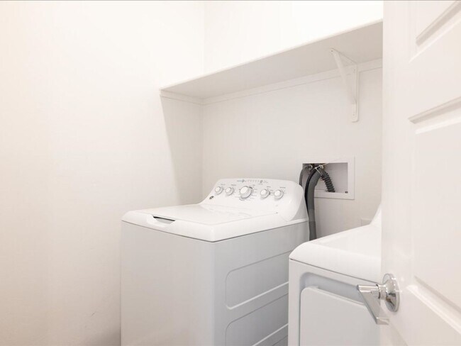 Building Photo - $500 OFF FIRST MONTHS FULL RENT!