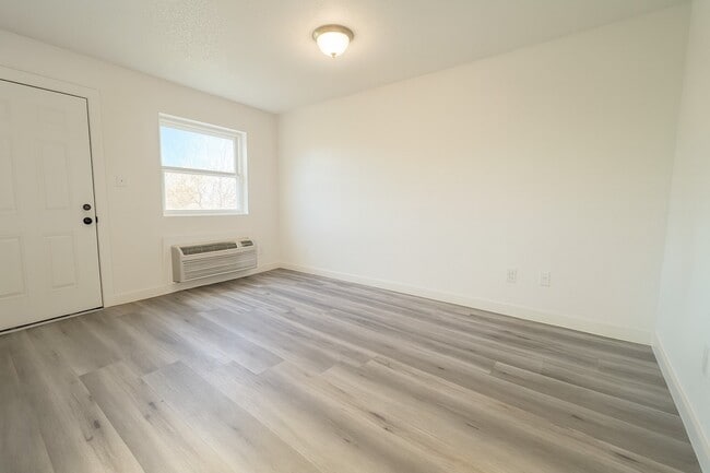 Building Photo - 1225 Kingston Dr