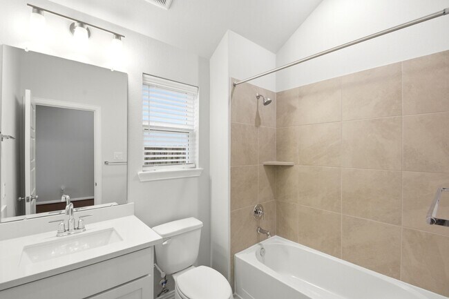 Building Photo - 2106 Villa Flora Ln