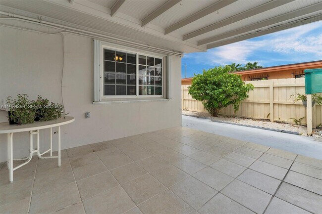 Building Photo - 361 SE 6th Ave