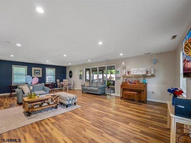 Building Photo - 2310 Dolphin Ave