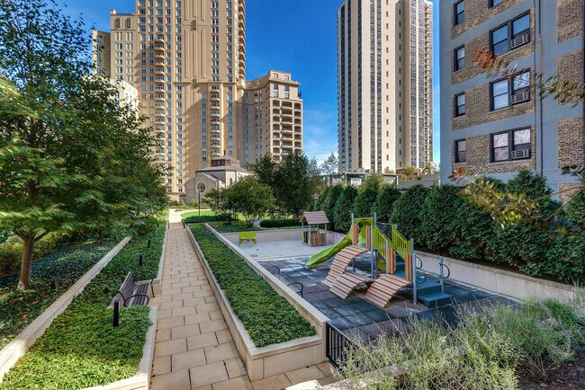 Building Photo - 441 W Deming Pl