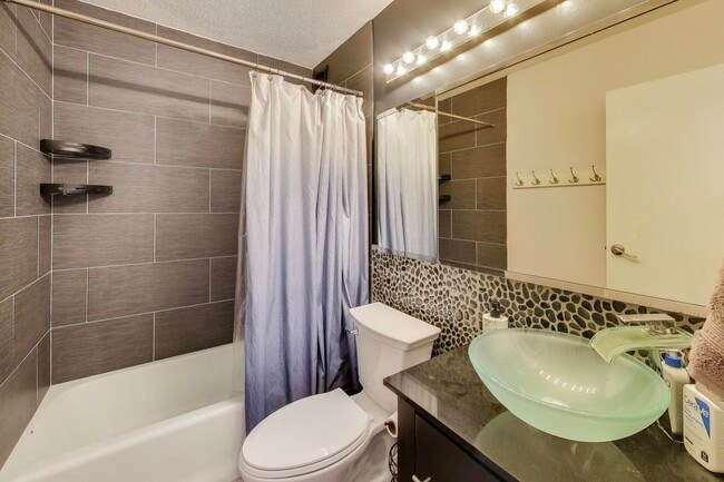 Building Photo - 3150 N Sheridan Rd