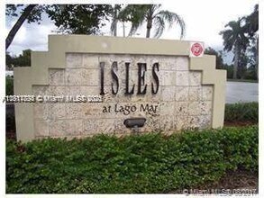 Building Photo - 595 Vista Isles Dr