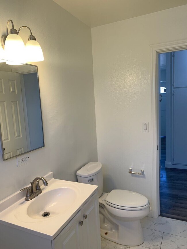 Building Photo - For Lease: 2 Bed / 1 Bath Upstairs Duplex – Ventura, CA