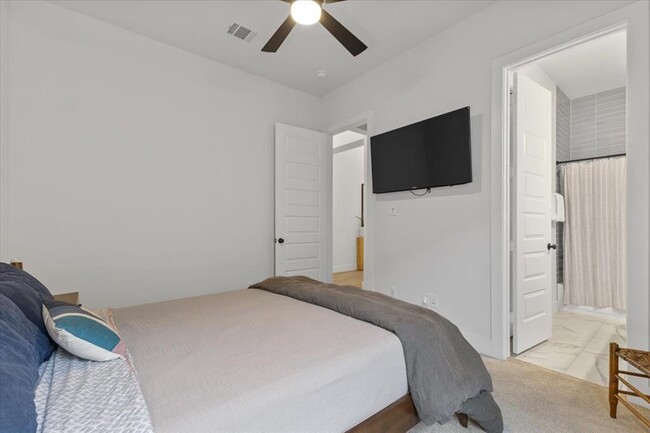 Building Photo - 557 Jefferson Dr
