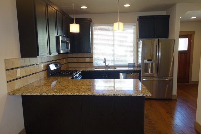 Building Photo - Beautiful Central Bench Home