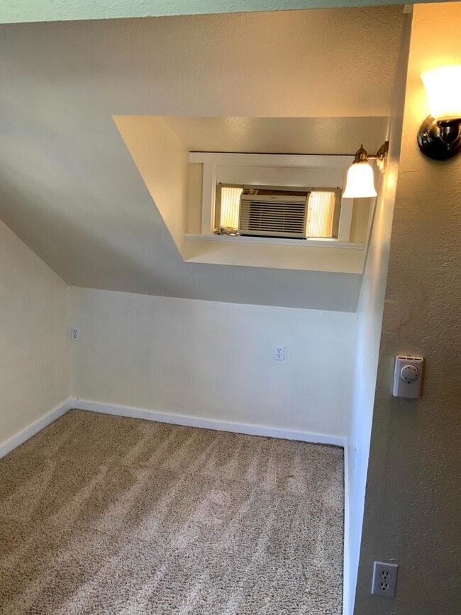 Building Photo - 1 Bedroom Unit in Whiteaker