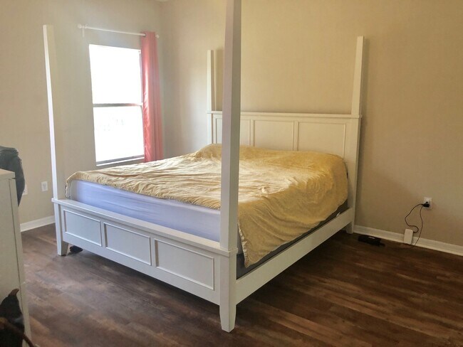 Building Photo - 4BR/2BA in Sorrento with large, fenced-in ...