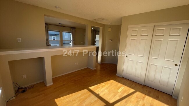 Building Photo - Cozy and Modern 1 BD | 1 BA w/ Amenities -...