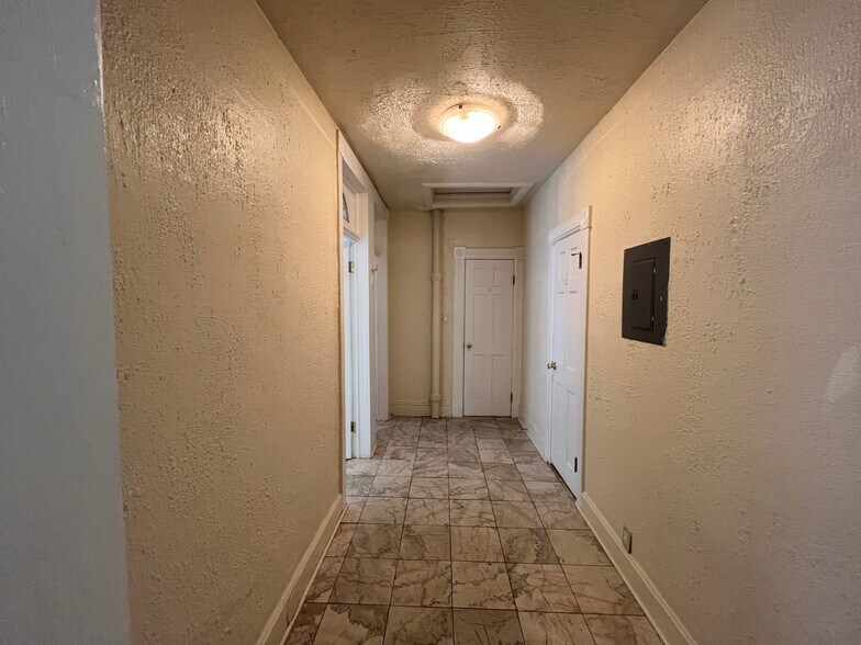 Building Photo - 613 State St