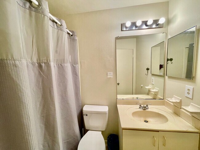 Building Photo - Charming 2 Bed, 2 Bath Condo in Gated Dock...