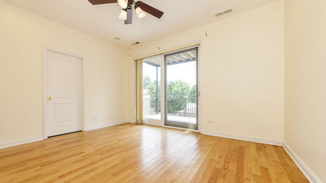 Building Photo - 1449 W Fullerton Ave