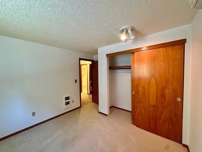 Building Photo - 7460 SW Elmwood St