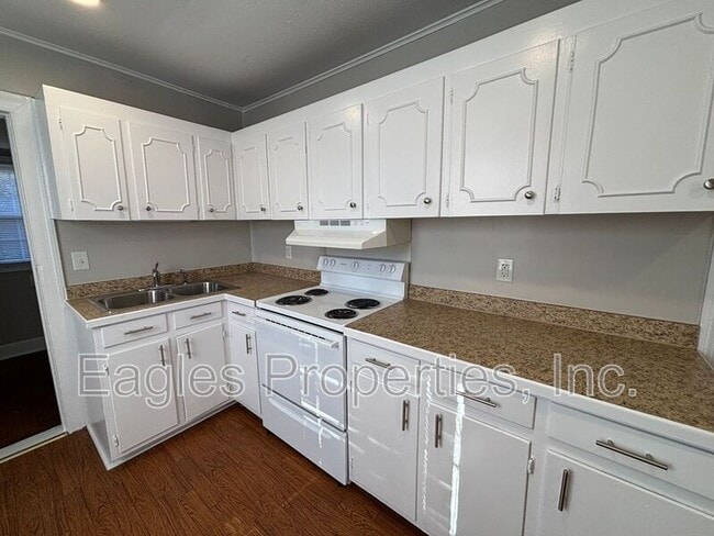 Building Photo - 905 N Pineview Ave
