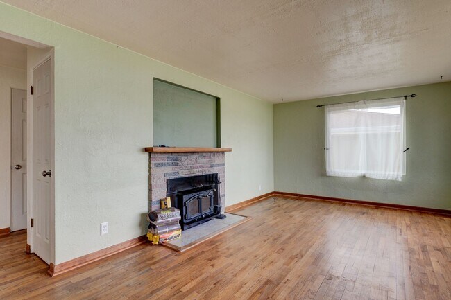 Building Photo - 2 Bedroom Pet Friendly Rambler in Town