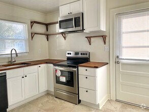 Building Photo - Updated 3 bed 2 bath duplex near downtown ...
