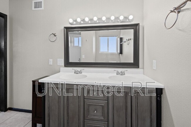 Building Photo - 2960 Star Dr